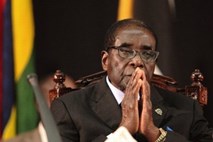 Zimbabvejski notranji minister: Novice o bolezni Mugabeja so izmišljene