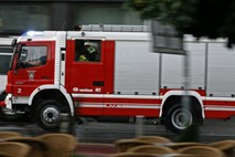 Ogenj že pogasili: Zagorelo v stanovanjskem bloku v Kogojevi ulici v Ljubljani