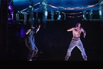 Tupac se je pojavil na odru festivala Coachella in navdušil presenečeno občinstvo