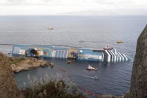 Ladjo Costa Concordia bodo odvlekli v pristanišče, kapitan ostaja v priporu