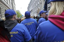 Policijski sindikati začeli zbirati podpise za referendum o interventnem zakonu