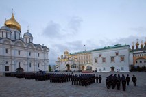 Putin se vrača v Kremelj: Opozicija počasi načenja kult ''nezmotljivega''