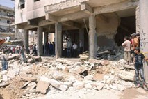 V Siriji so se med streli in nasiljem danes začele parlamentarne volitve