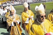 Nekdanjima nadškofoma pokora iz Vatikana, vrh RKC se dela, kot da se ni zgodilo nič