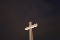Ni napad na Cerkev: Po desetih letih je strunjanski križ ponovno gorel