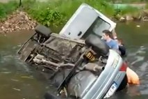 Gledalci relija na Poljskem rešili dirkača iz potopljenega avtomobila
