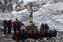 Višinska bolezen: Med spustom z Mount Everesta umrli trije alpinisti