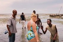 Film, ki je šokiral Cannes: Evropejke srednjih let, ki ''uživajo'' v mladih Afričanih