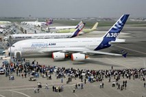 Sumljivo vedenje potnikov: Letalo na poti iz Pariza v Charlotte moralo zasilno pristati