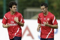 Ironija: Le leto po odhodu v Barcelono Fabregas poziva Van Persija naj ostane pri Arsenalu