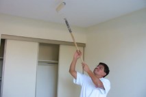 Kako se pravilno lotiti zahtevnega pleskanja stropov?