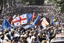 V Gruziji množica na protestih proti Sakašviliju