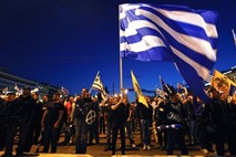 Tri tedne pred volitvami v Grčiji vodilni stranki izenačeni