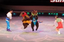 Severnokorejski cirkus: Pavijani kotalkajo, medvedi preskakujejo kolebnice