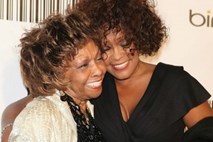 Biografijo Whitney Houston bo napisala njena mati