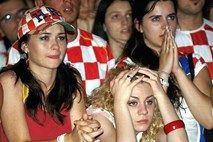 Hrvaški nogometni navdušenci se pred Eurom (in televizorjem) držijo za glavo