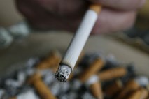 Vlada pospešeno draži cigarete