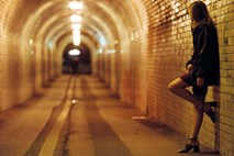London: Poostren nadzor nad prostitucijo ogroža varnost deklet na poziv