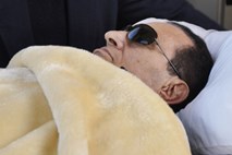 Ustavilo se mu je srce: Hosnija Mubaraka so danes dvakrat oživljali