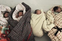 Peking zaradi prisilnega splava suspendiral tri uradnike
