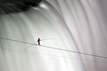 Foto in video: Neustrašni akrobat po žici prečkal slapove Niagara