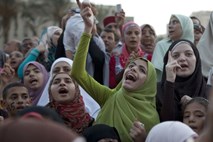 "Dol z vojsko": V Kairu več tisoč protestnikov proti vojaški vladavini
