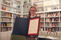 Dnevnikova novinarka Mojca Pišek prejela Stritarjevo nagrado za literarno kritiko