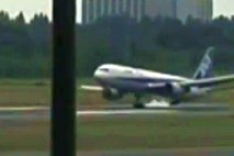 Video: Ob trdem pristanku se je letalo kar odbilo od steze