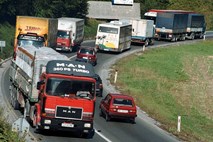 Pred tovornimi vozili podaljšan vikend omejitve prometa