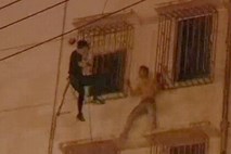 Kitajski policist v slogu Spider-Mana samomorilca rešil pred skokom