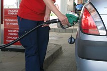 Cene bencina opolnoči spet navzdol, vlada ne bo zvišala trošarin