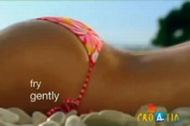 Sporna zadnjica v oglasnem spotu za Hrvaško, ki ga je Kosorjeva cenzurirala, spet na ekranih