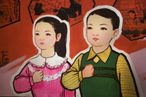 Severnokorejska deklica umrla, ko je skušala med poplavami rešiti portrete voditeljev
