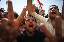 Na Tahrirju britansko novinarko napadla "skupina živali": Vame so potiskali prste