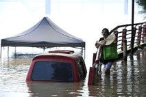 Poplave v Rusiji terjale že kar 99 življenj: Govori se o človeški krivdi