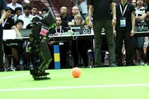 Roboti trenirajo za svetovno prvenstvo v nogometu 2050, padanje so že osvojili