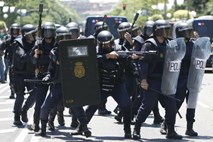 Španija: Med policijo in protestniki izbruhnili spopadi, nekaj ljudi poškodovanih
