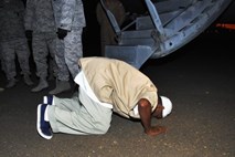 Nekdanji kuhar in šofer Osame bin Ladna zapustil Guantanamo