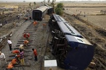 Egipt: Iztiril potniški vlak, več mrtvih in ranjenih