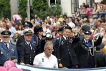 Homoseksualni ameriški vojaki na parado ponosa v uradnih uniformah