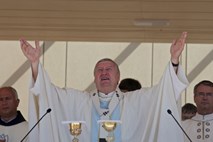 Upokojeni nadškof Uran mora iz Slovenije