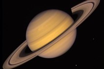 Znanstvenike osupnilo vedno bolj dejavno površje Saturnove lune Lapetus