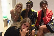 Foto: Bolt uspeh praznoval v družbi treh deklet, bučno tudi na Jamajki