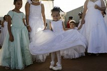 Otroške poroke: Nekatere deklice ob vstopu v zakon stare le šest let