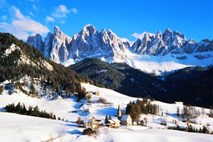 V Dolomitih umrli trije italijanski gorski reševalci