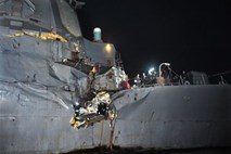 Rušilec ameriške mornarice je trčil v naftni tanker