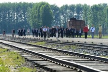Na Poljskem so Italijana aretirali zaradi "spominka" iz Auschwitza