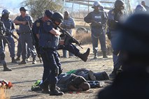 V spopadih med policijo in stavkajočimi rudarji v Južni Afriki 30 mrtvih