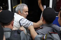 Kasparova na protestu Pussy Riot aretirali, ker naj bi ugriznil policista
