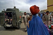 Afganistanski uporniki izstrelili dve raketi na Natovo bazo, poškodovali letalo načelnika generalštaba